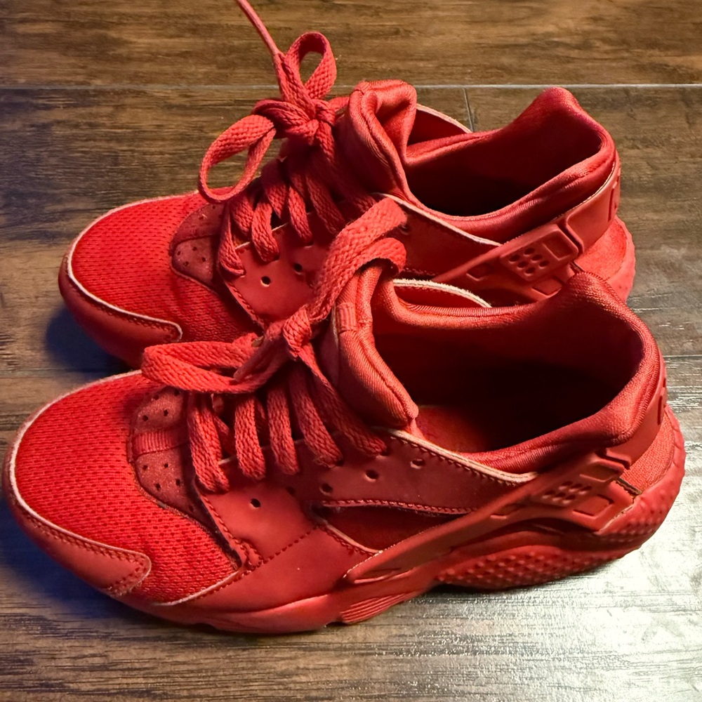 Nike Huarache Run Kids Red Sneakers Youth 4Y Triple Red Like New - Picture 3 of 10